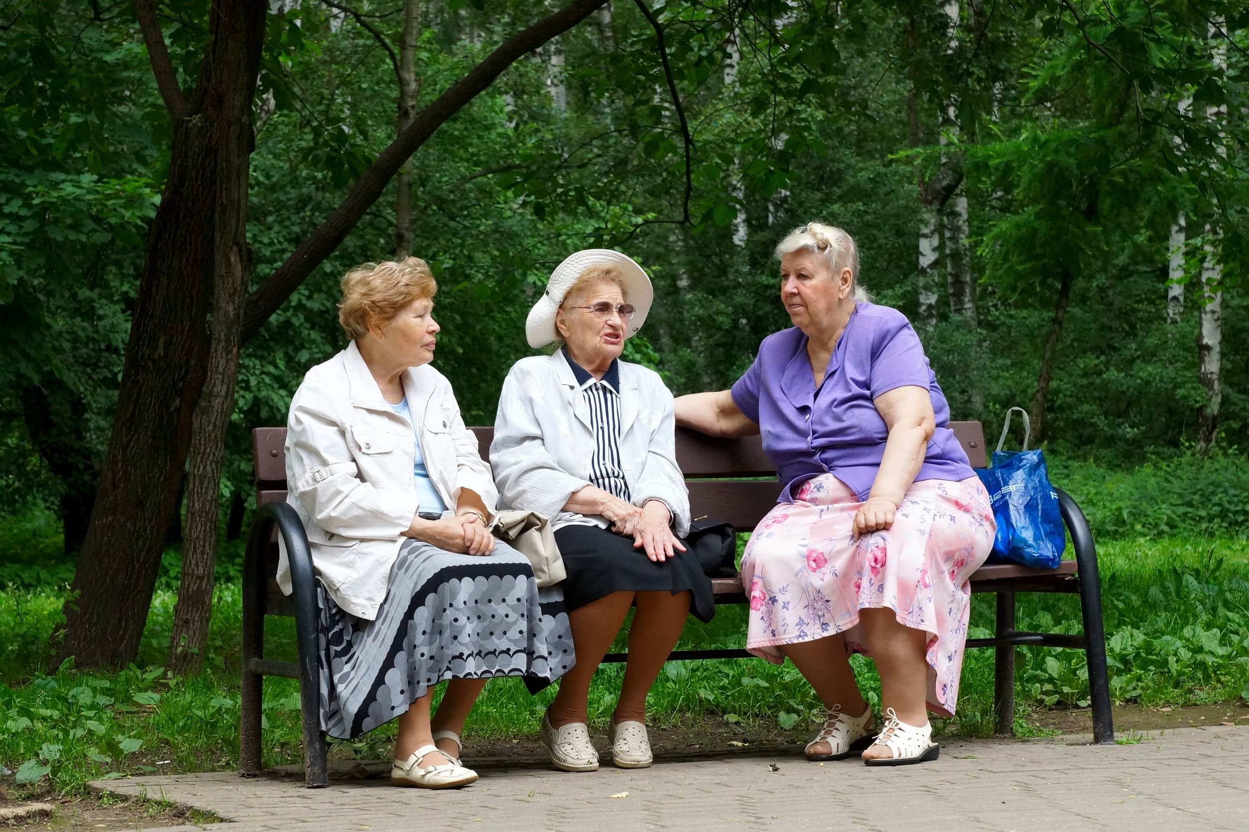 Старые женщины на природе. Бабушки на лавочке. Бабульки на скамейке. Пенсионерки на лавочке. Пенсионеры в санатории.